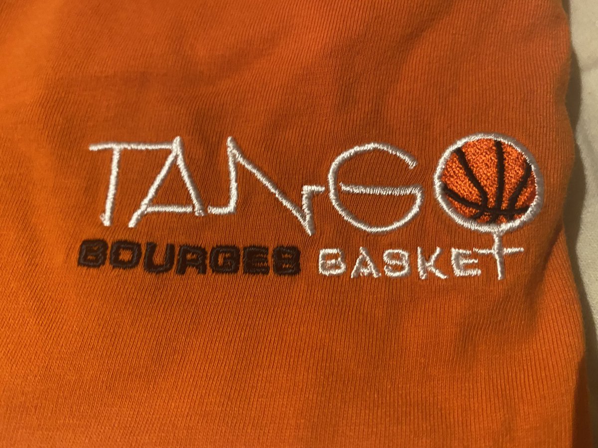 allez_tango's tweet photo. 28/10/2020 ➡️01/10/2021
Presque 1 an sans match officiel AVEC SON PUBLIC pour le @BourgesBasket dans sa salle du Prado !!
Ce soir, c’est enfin le grand jour 😀
Supporters, public présent dans la salle ce soir, faites un max de bruit 🥁🥁🥁👏👏👏🙌
#FiertéTango https://t.co/PFsIYO6UVD
