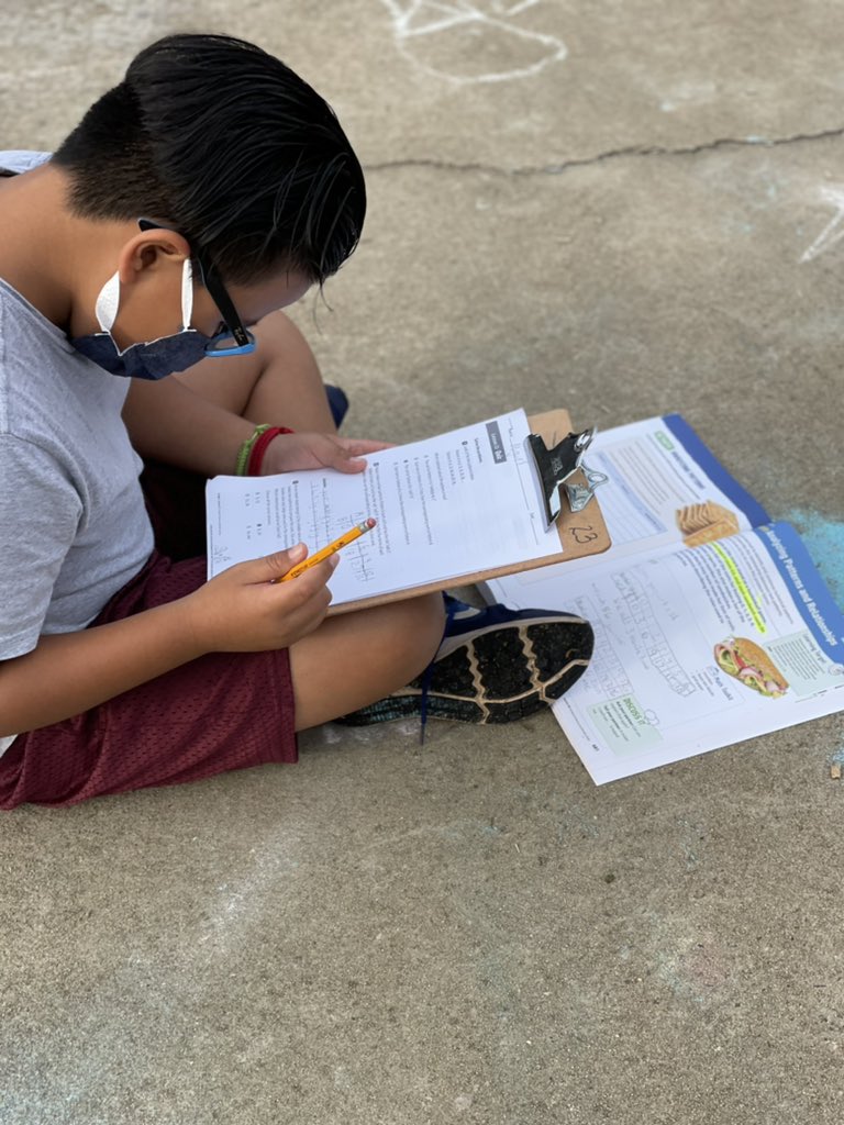 AnyeaGibson's tweet photo. Nice day=working outside!! #fifthgrademath #VMT #HPS https://t.co/dfuPWsAUUy