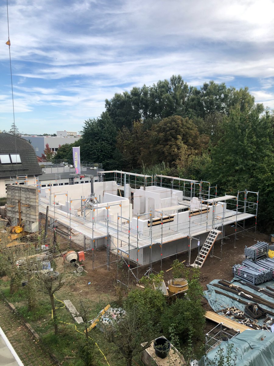 lotharjohnde's tweet photo. Tag 20: Gerüste wurden Aufgebaut. Erste Etage fast fertig. Nächste Woche geht es weiter.😄😄 #lotharjohn #lohmannbau https://t.co/uEpQBDN2yN