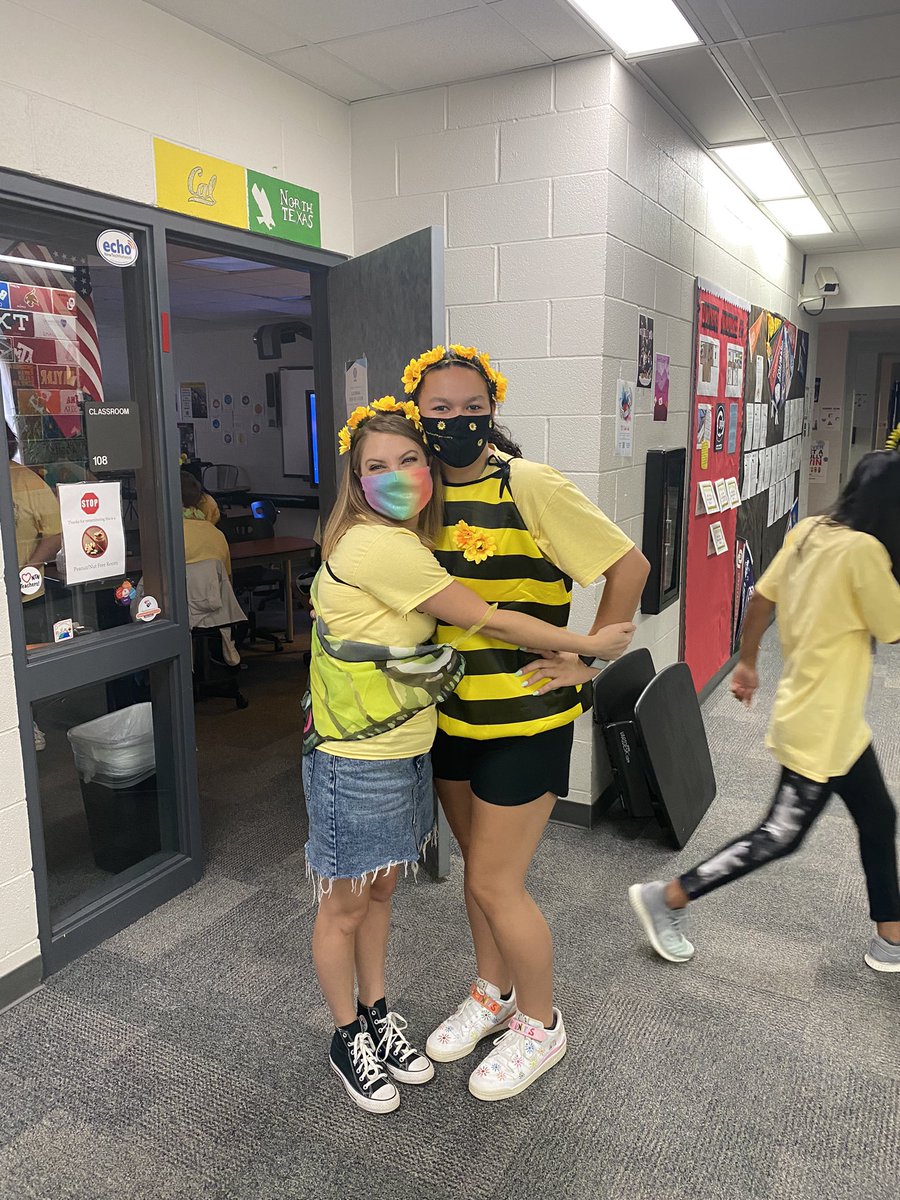 Ready for Olympics with my BEE-utiful facilitator @AmeriStuds !!! #NTHCOlympics2021 #nthctribe <a href="/NewTechCoppell/">New Tech High @ Coppell</a>
