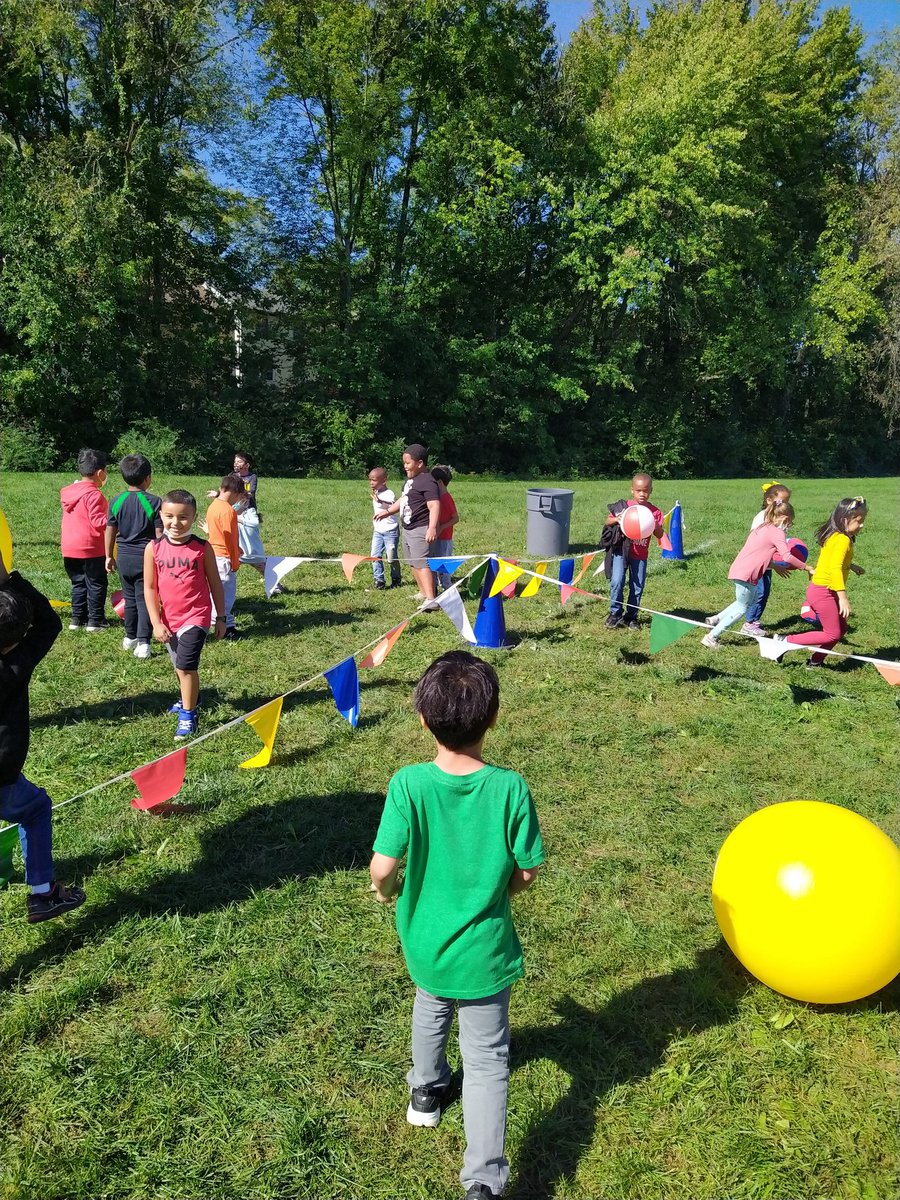 PELTES1's tweet photo. 1st and 2nd grade getting ready for fall Field Day! https://t.co/opM0hOsRw8