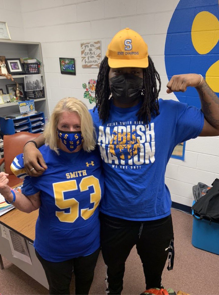 OscarSmithFB's tweet photo. “Got my Back, Get my Jersey”
A tribute to those who inspire us‼️ Thank you 🙏 Mrs. Savoy, Mrs. Booden, Dr. Frazier 🔵🟡🐅 #riverweek https://t.co/2iBagTpPUj