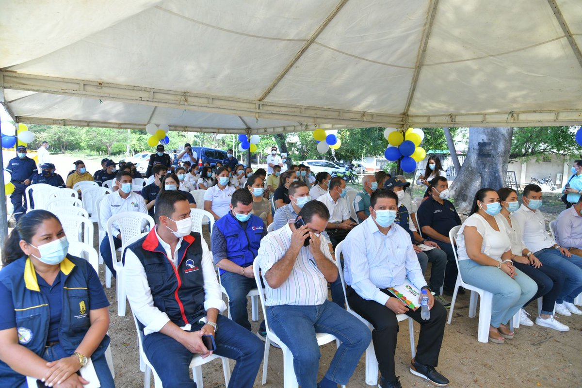 UNGRD's tweet photo. 📍#Neiva | #AEstaHora Eduardo José González, dir. de @UNGRD, junto con el alcalde @GorkyMunozC, e Isabel Hernández, coordinadora de @GRDHUILA, inician acto de entrega de la fase VII e inicio de la fase VIII de las obras de mitigación del riesgo por inundaciones del #RíoLasCeibas. https://t.co/sT0wM42jAc