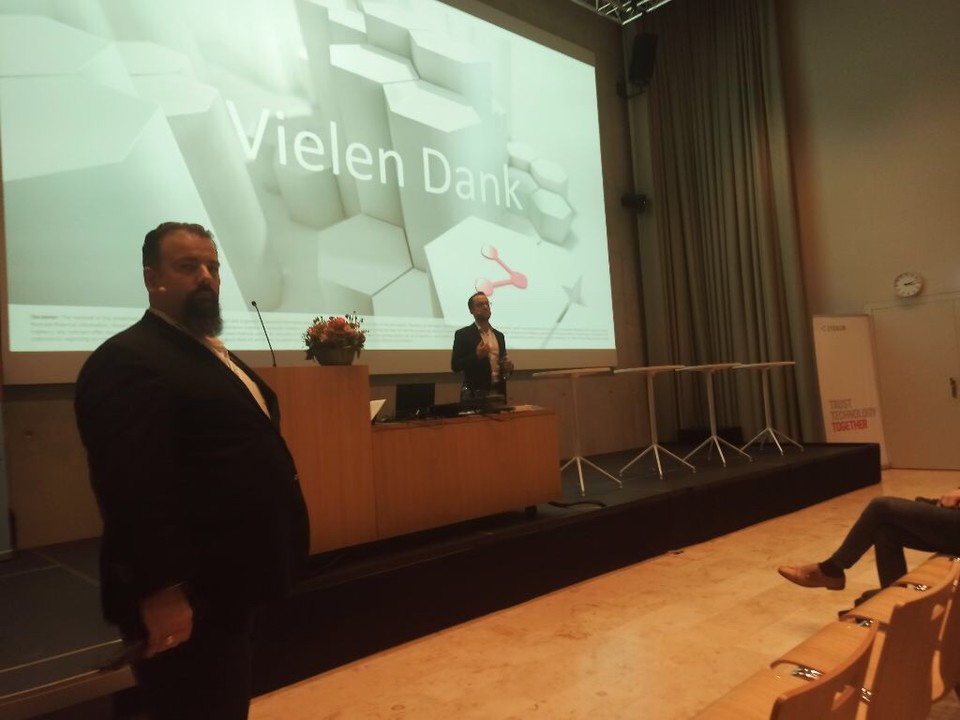 Ok. Es gibt bessere Fotos von mir

Habe richtig Spass a der #dfc21 der HSLU in Rotkreuz
Vor allem sehr viele Leute live vor Ort!! Echt schön!!

#fintech #Insurtech #wealthTech #OpenBanking #iso20022 #tradingTech #TreasuryTech