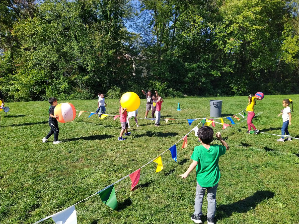 PELTES1's tweet photo. 1st and 2nd grade getting ready for fall Field Day! https://t.co/opM0hOsRw8