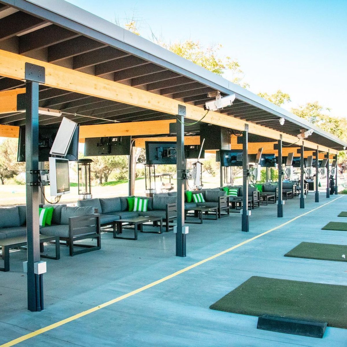 Toptracer's tweet photo. Arrowood Golf Course’s renovated #ToptracerRange is a beauty 👌 https://t.co/9pCDUAIAfo