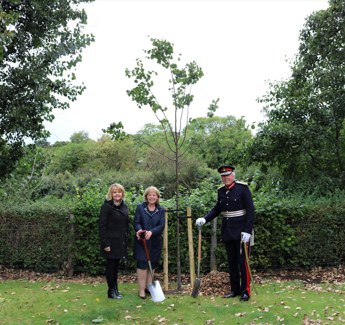 Warwickshire_CC's tweet image. Cllr Izzi Seccombe, Leader, WCC; Monica Fogarty, Chief Exec, WCC &amp;amp; Tim Cox, HM's Lord Lieutenant of Warwickshire have been planting a tree for the Jubilee to mark the start of the @QueensCanopy planting season. Find out more here: ow.ly/4CCc50GkdOX