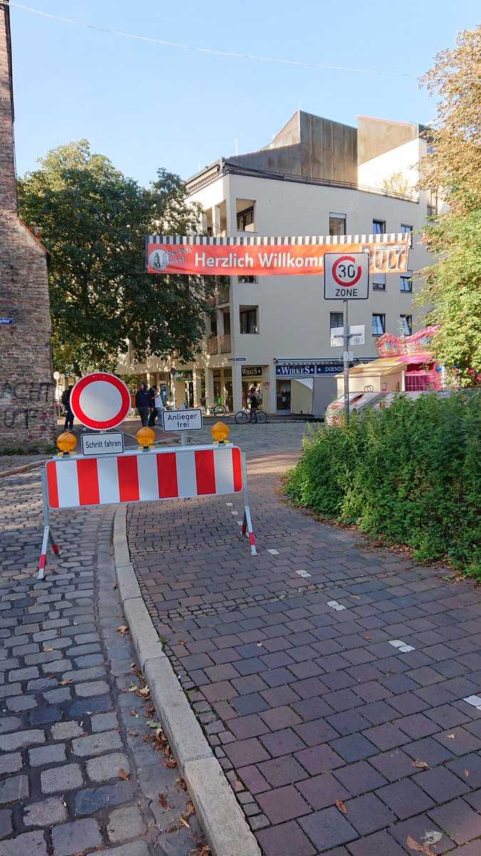 MBrunni's tweet photo. Schön, dass es die Dult in @stadtaugsburg gibt, aber warum muss der Fahrradweg versperrt sein? Parken auf dem Rad weg kostet bis zu 80 Euro 😜
#fahrradstadtehernicht
#fahrradstadt https://t.co/kg3ZmQyaKP