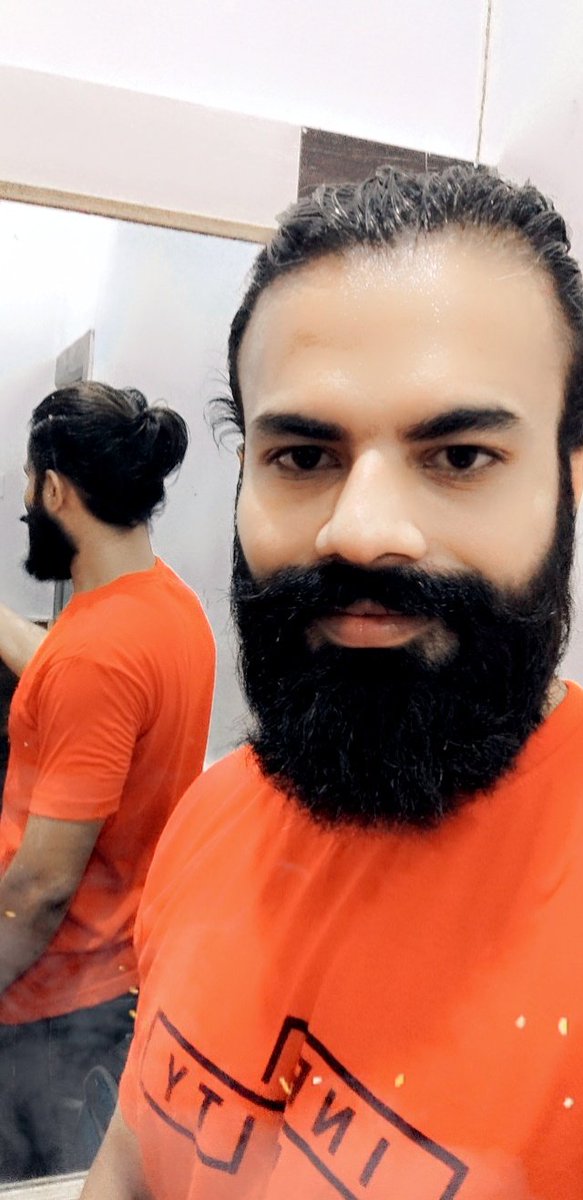 honcheeofficial's tweet photo. Mirror Selfie! 
. 
. 
. 
#selfie #clothing #beard #hairstyles https://t.co/HPsA7zFWlZ