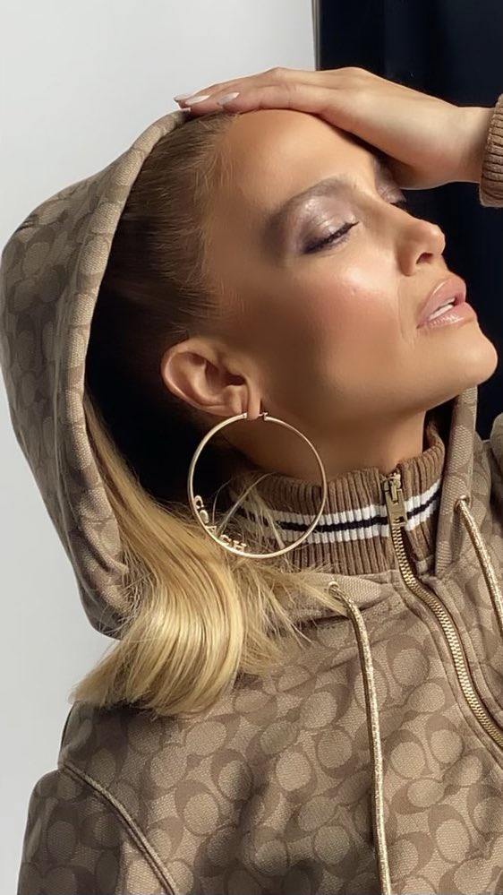 JLo's tweet photo. Big city vibes 🌆 JLO X @Coach 
https://t.co/zheWUT5GPa https://t.co/NbqCAzhWPU