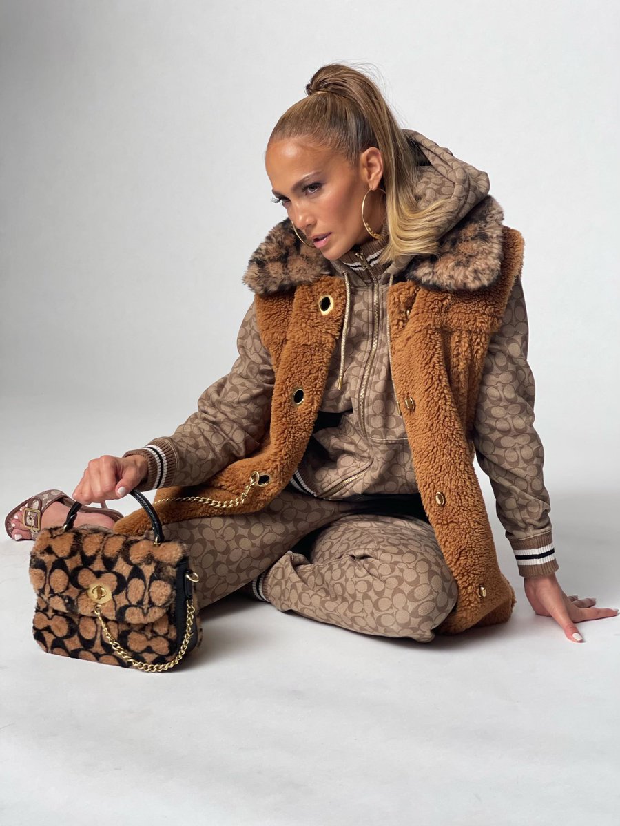 JLo's tweet photo. Big city vibes 🌆 JLO X @Coach 
https://t.co/zheWUT5GPa https://t.co/NbqCAzhWPU