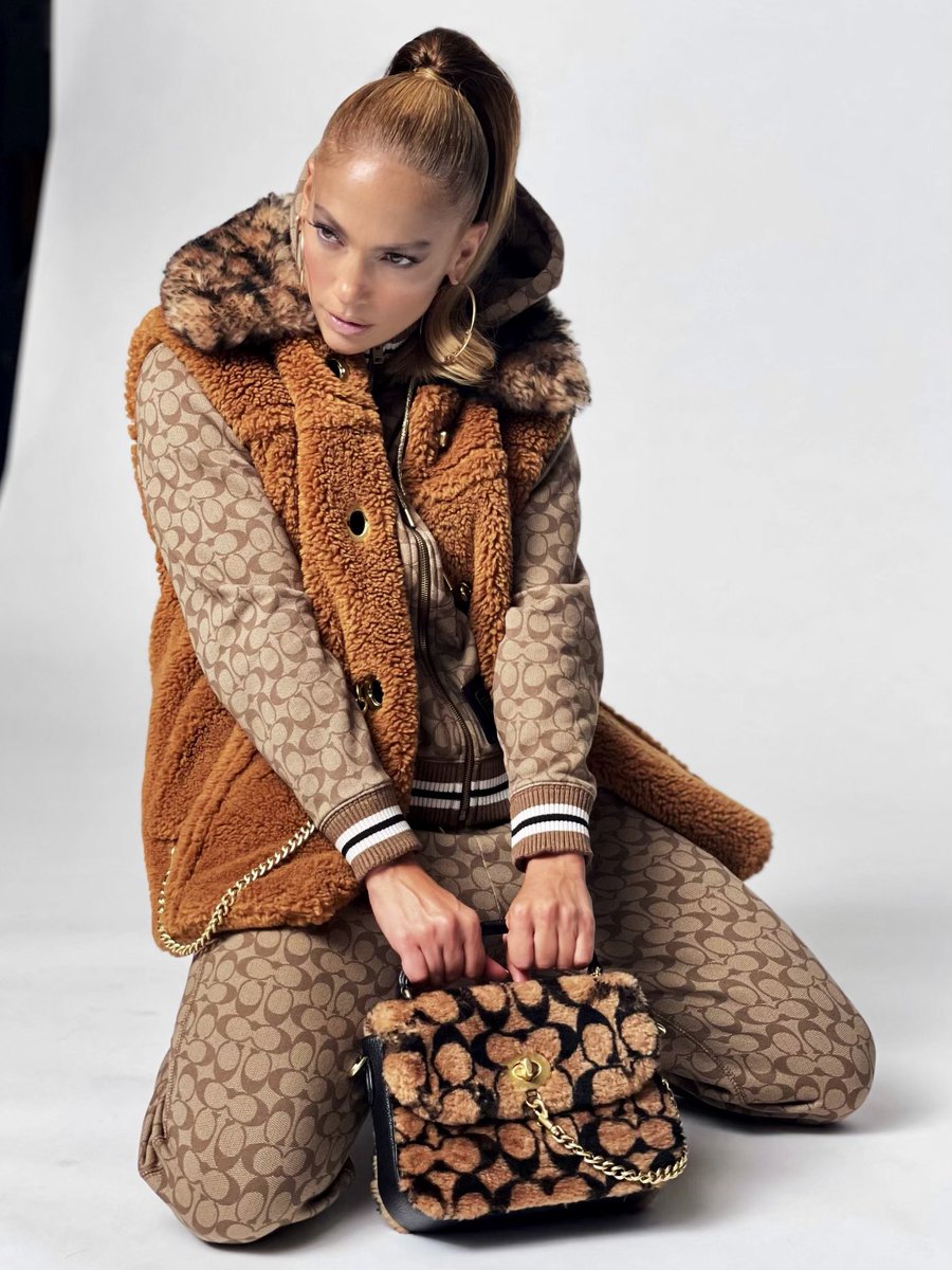 JLo's tweet photo. Big city vibes 🌆 JLO X @Coach 
https://t.co/zheWUT5GPa https://t.co/NbqCAzhWPU