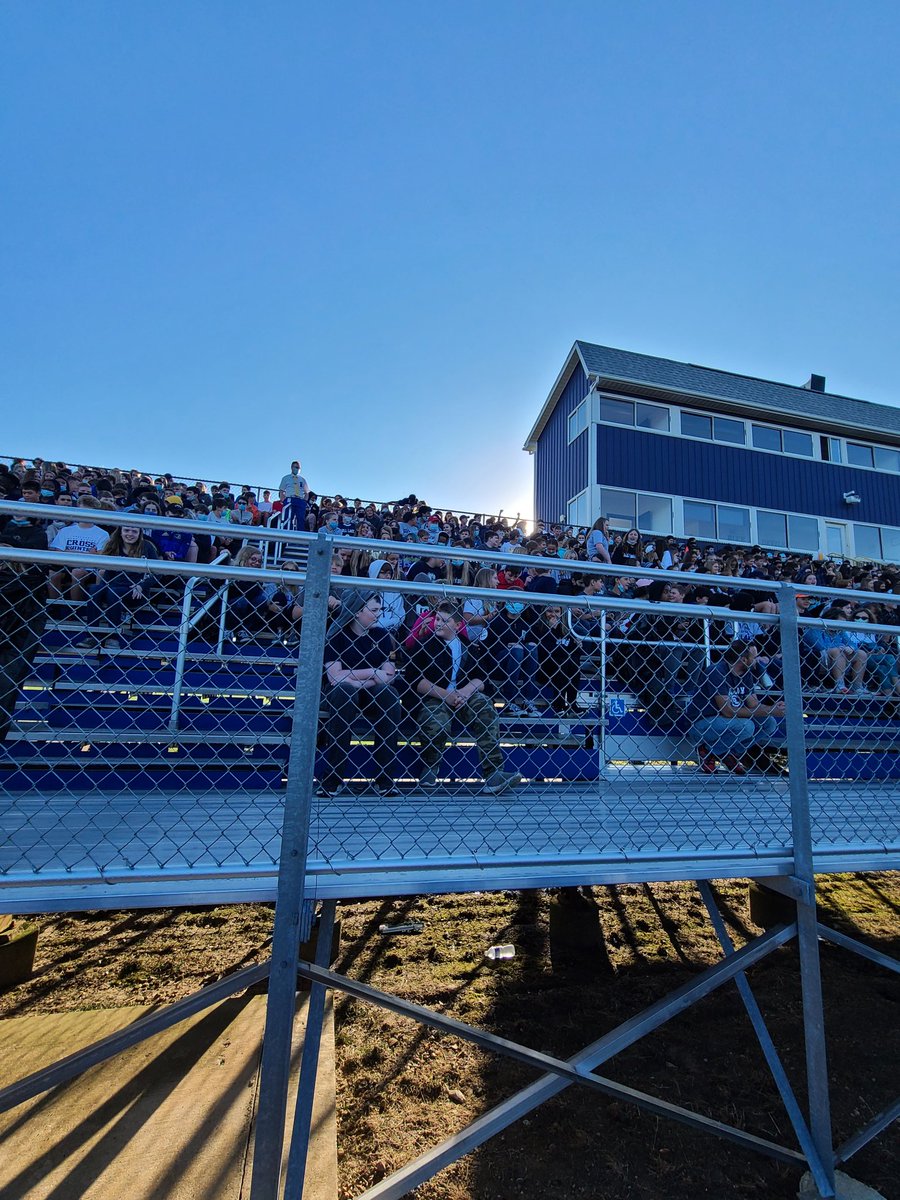 PeggyWitteveen's tweet photo. Homecoming pep assembly outside!!!!  What a great time!!!!  #glcsms #glgames https://t.co/pg0VD6mV7A