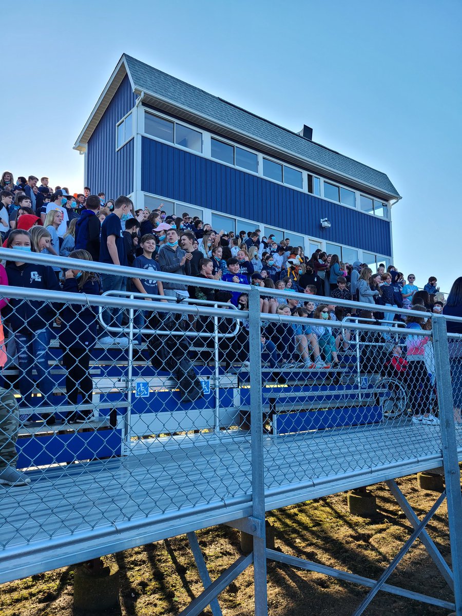 PeggyWitteveen's tweet photo. Homecoming pep assembly outside!!!!  What a great time!!!!  #glcsms #glgames https://t.co/pg0VD6mV7A