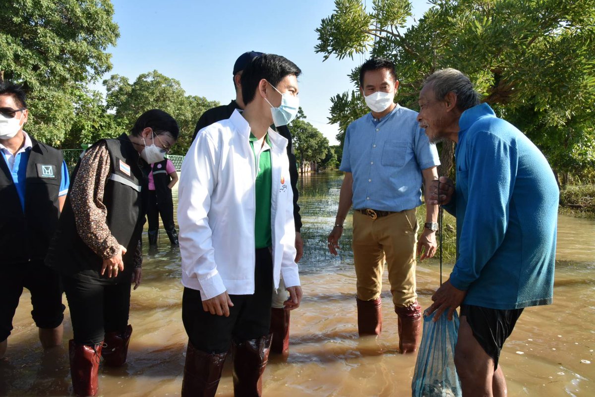 democratTH's tweet photo. "ประธานชวน" มอบหมาย "ดร.อิสระ"ลงพื้นที่ให้กำลังใจชาวชัยภูมิ "ท่านชวน" เตรียมลุยเอง เยียวยา-ซ่อม-สร้าง ต.ค. นี้ 
@billissara

อ่านเพิ่มเติมได้ที่ :https://t.co/c71GGBrsuA

#ทำได้ไวทำได้จริง #พรรคประชาธิปัตย์ #DemocratPartyTH https://t.co/Tiy9jfib07