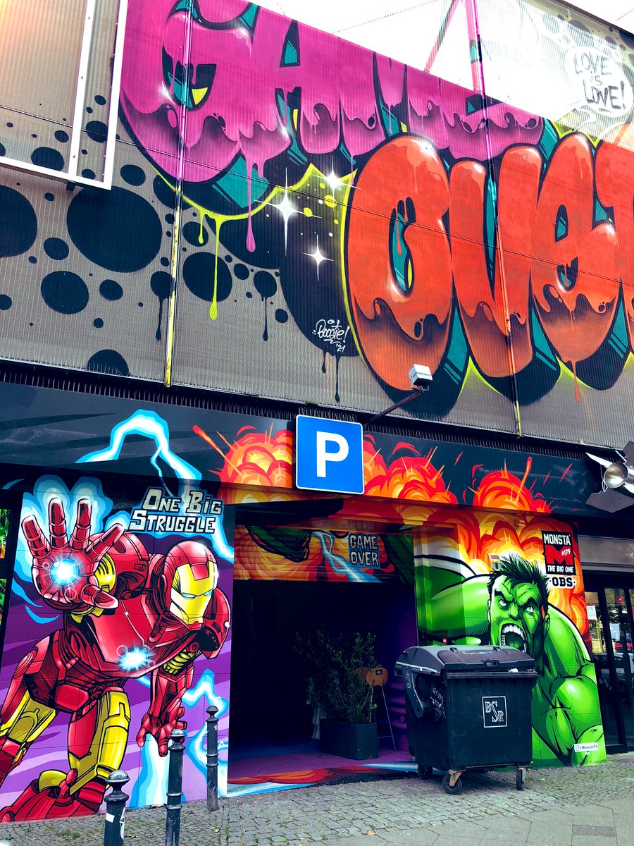 S_chill_ing's tweet photo. Ich glaube, die Hood unseres neuen @WeAreEra_DACH Offices könnte auch @JvM_NERD zusagen😎🚀 #Nerdcontent #Streetart https://t.co/y0bFPVF6xt