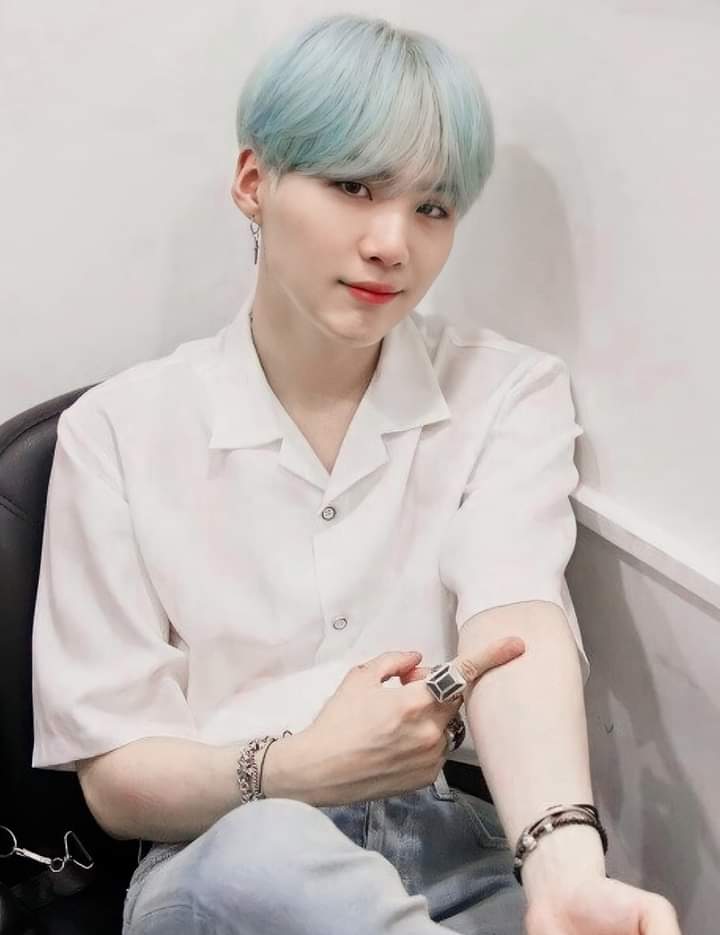 ASofiauwu's tweet photo. Ya vieron lo beautiful que es yoongi? Su pelo mentita tan pretty,su carita tan cute,su gummy smile,dios i love him so much,es tan unique<3
#YoongiBeautiful #YoongiBestRaper #YoongiSunshine #YoongiGummySmile #YoongiPretty https://t.co/QA71BhAwaU