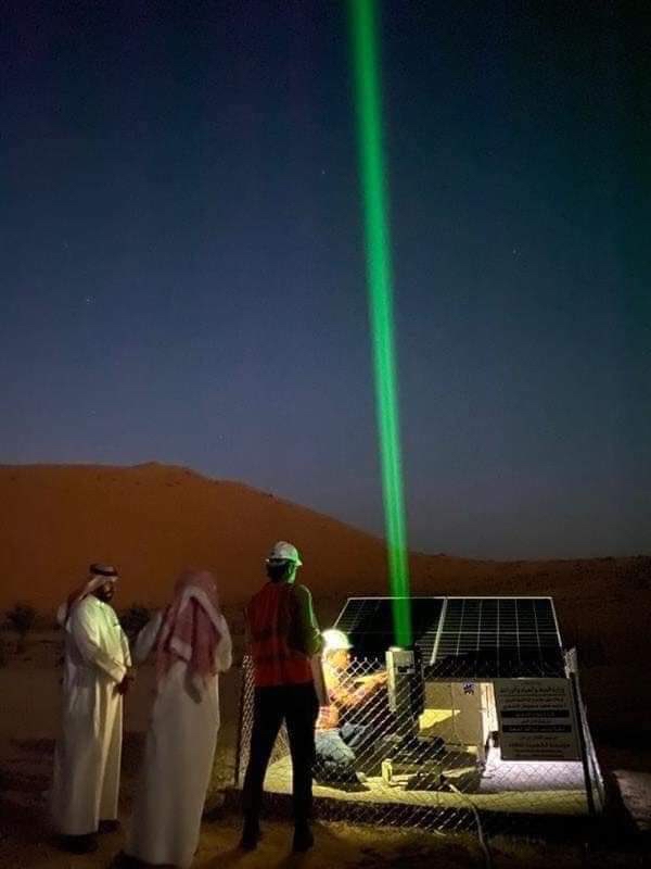 OuWrd's tweet photo. السعودية تضع مصابيح "ليزر" تعمل بالطاقة الشمسية قرب موارد وأبار المياه لتوجيه المفقودين التائهين وسط الصحراء. 💧(صورة) https://t.co/EZDbI1Idyw