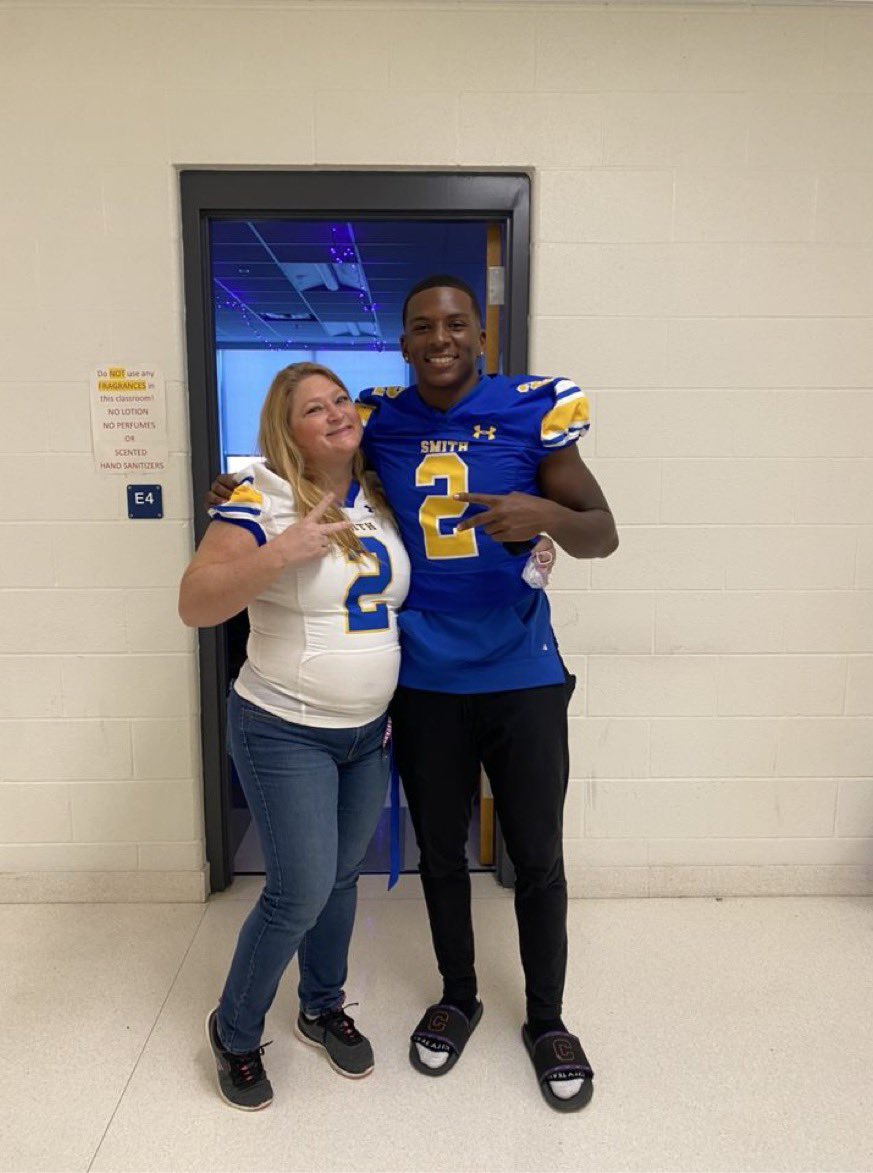 OscarSmithFB's tweet photo. “Got my Back, Get my Jersey”
A tribute to those who inspire us‼️ Thank you 🙏 Mrs. Booden, Mrs. Savoy, Mr. Wasinger, and Dr. Frazier 🔵🟡🐅 #riverweek https://t.co/AS5lixbzB9