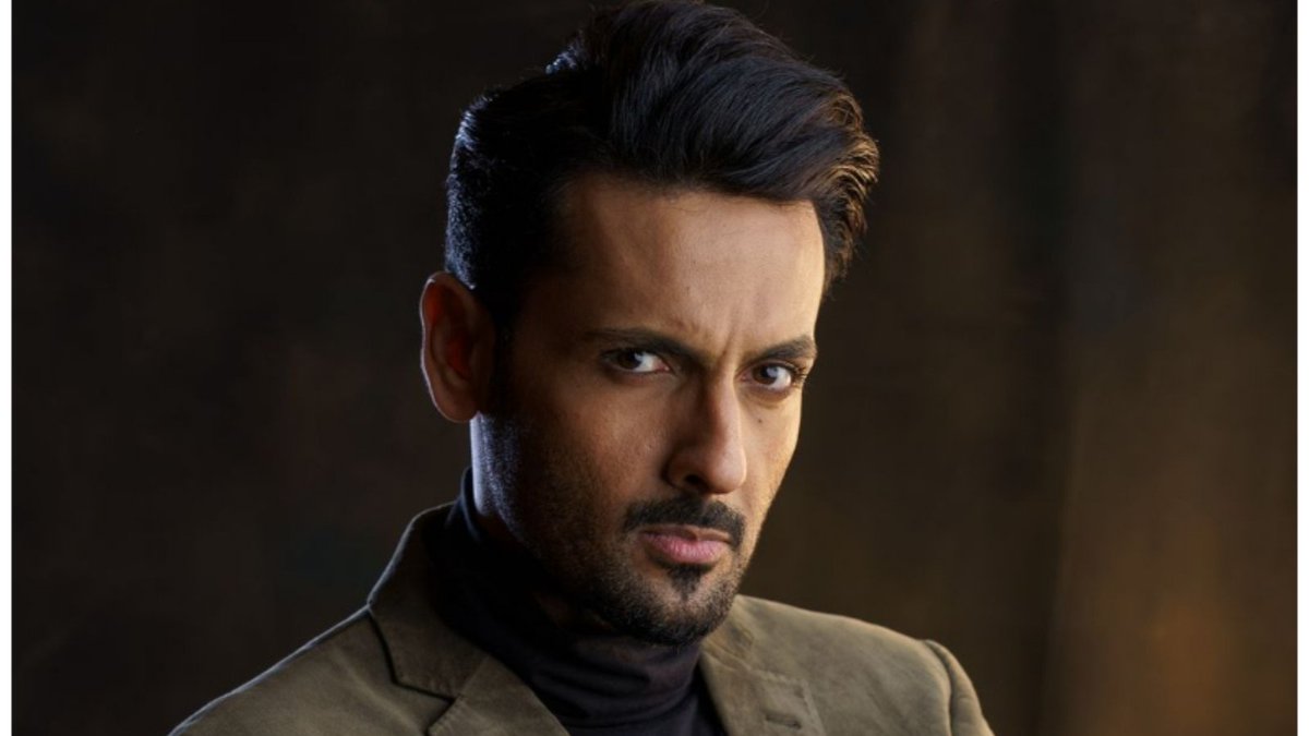 Mohib Mirza as Aman in Neeli Zinda Hai
The scared, worried &amp; now sherminda Aman was perfectly portrayed by Mohib Mirza, definitely bringing the drama back into the game &amp; waiting anxiously for what will Aman do next.

<a href="/mohibmirza/">Mohib Mirza</a> 
#neelizindahai