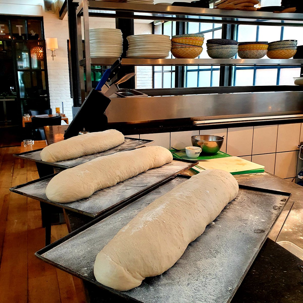 ZEBSDeBilt's tweet photo. Brood met aioli smaakt altijd goed bij je aperitief, maar zeg nou zelf HUISGEBAKKEN brood smaakt toch veel beter!
#huisgebakken #brood #restaurant #ZEBS #debilt #bilthoven #groenekan #zeist #utrecht #utrechtoost #westbroek #hollandserading #maartensdijk #boschenduin #dendolder https://t.co/G8rpxEs5Bt