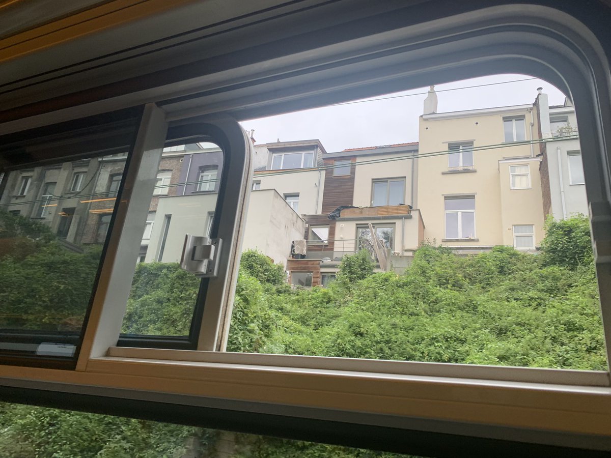 DarthSquig's tweet photo. Gotta love those Belgian regional trains with #Fensterauf

#perspoor #unterwegs #trainporn https://t.co/asAWLsANsd