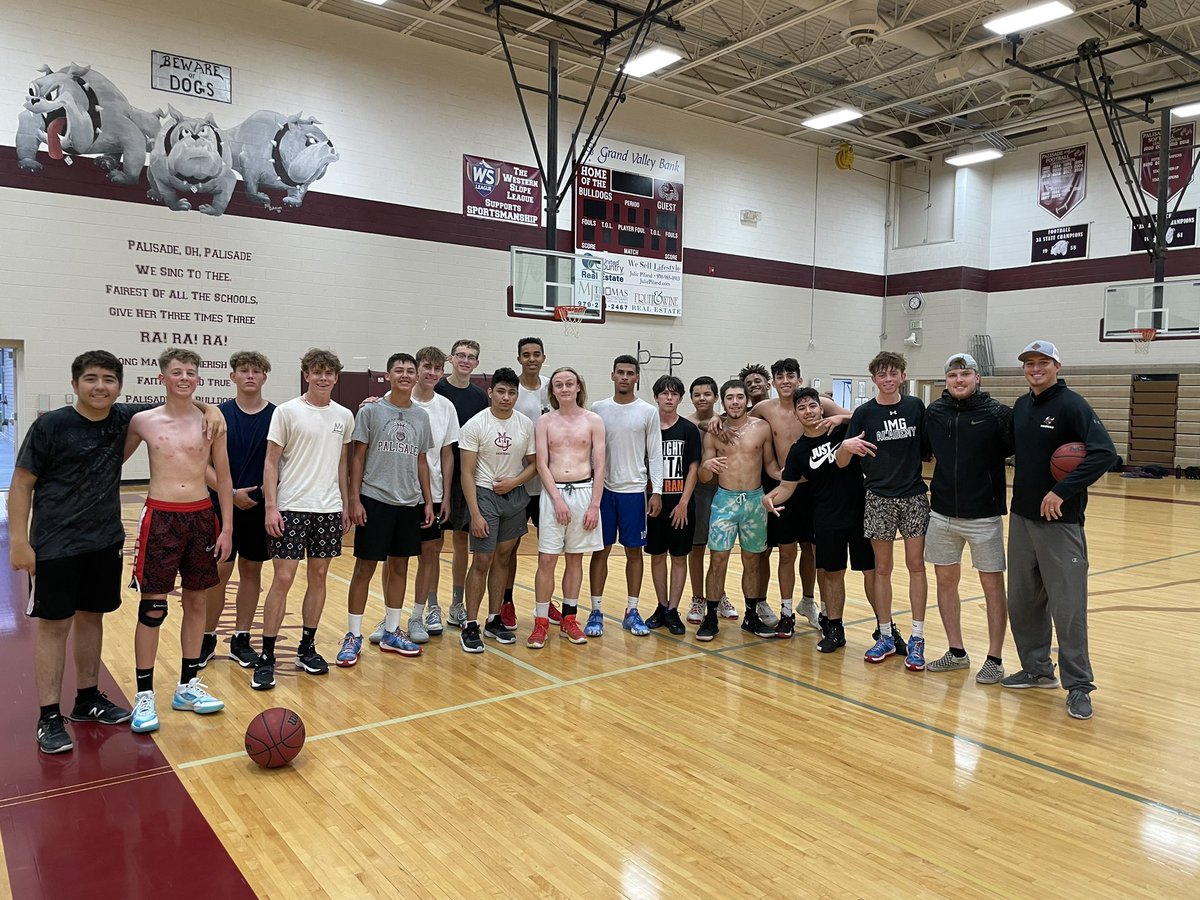 CoachCory15's tweet photo. Great hoop session this morning with a special guest. He is one of the toughest guards I have ever coached against and a hoop legend in Grand Junction. Thanks @broderickrobin for showing the guys what it takes to be elite and for sharing your knowledge. Appreciate ya!!

#BeADawg https://t.co/s7KSJo8zri