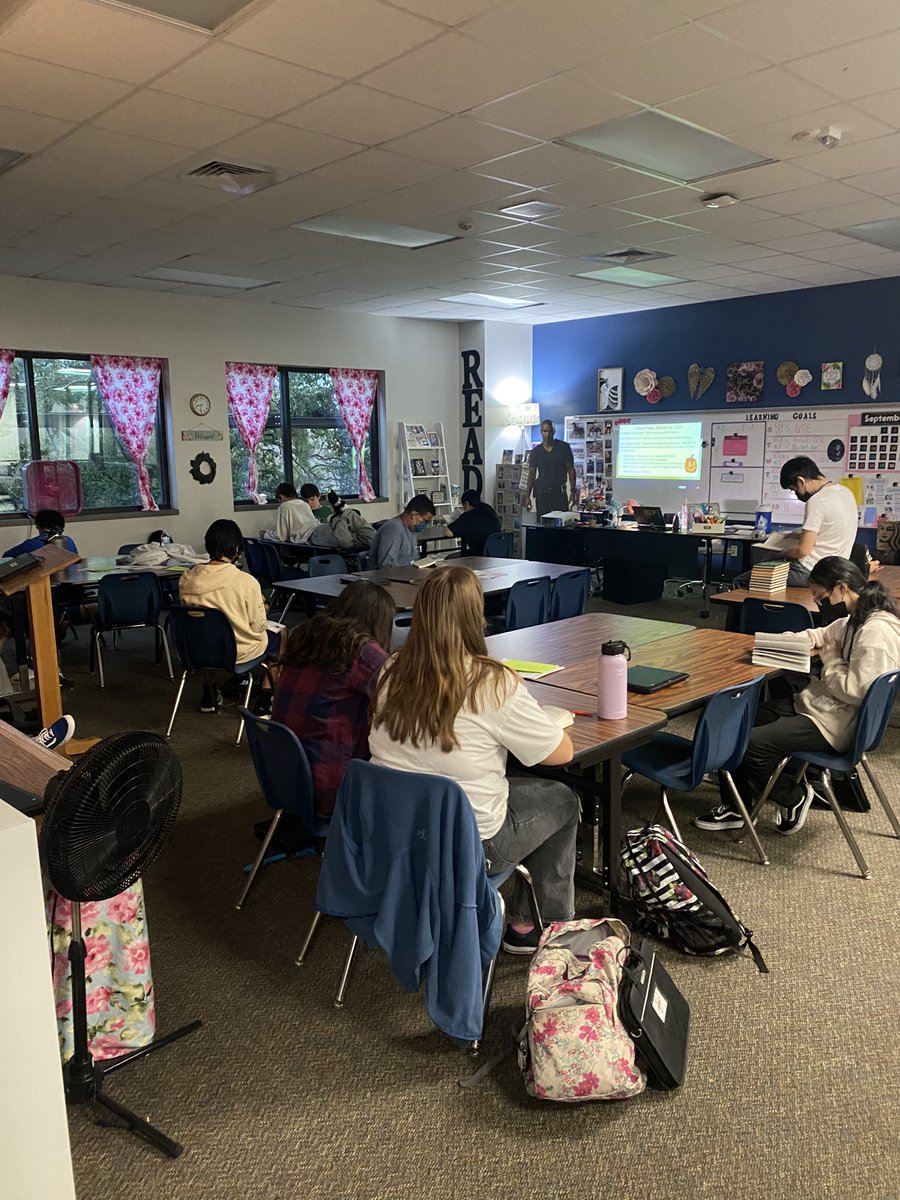 tinaeileenjames's tweet photo. Drop Everything and Read Challenge! Blessed to have these incredible students! #HEB #HildeJoy #HildeReads #Read3Readln @HildebrandtKISD @KleinISD https://t.co/AeZneY83FM