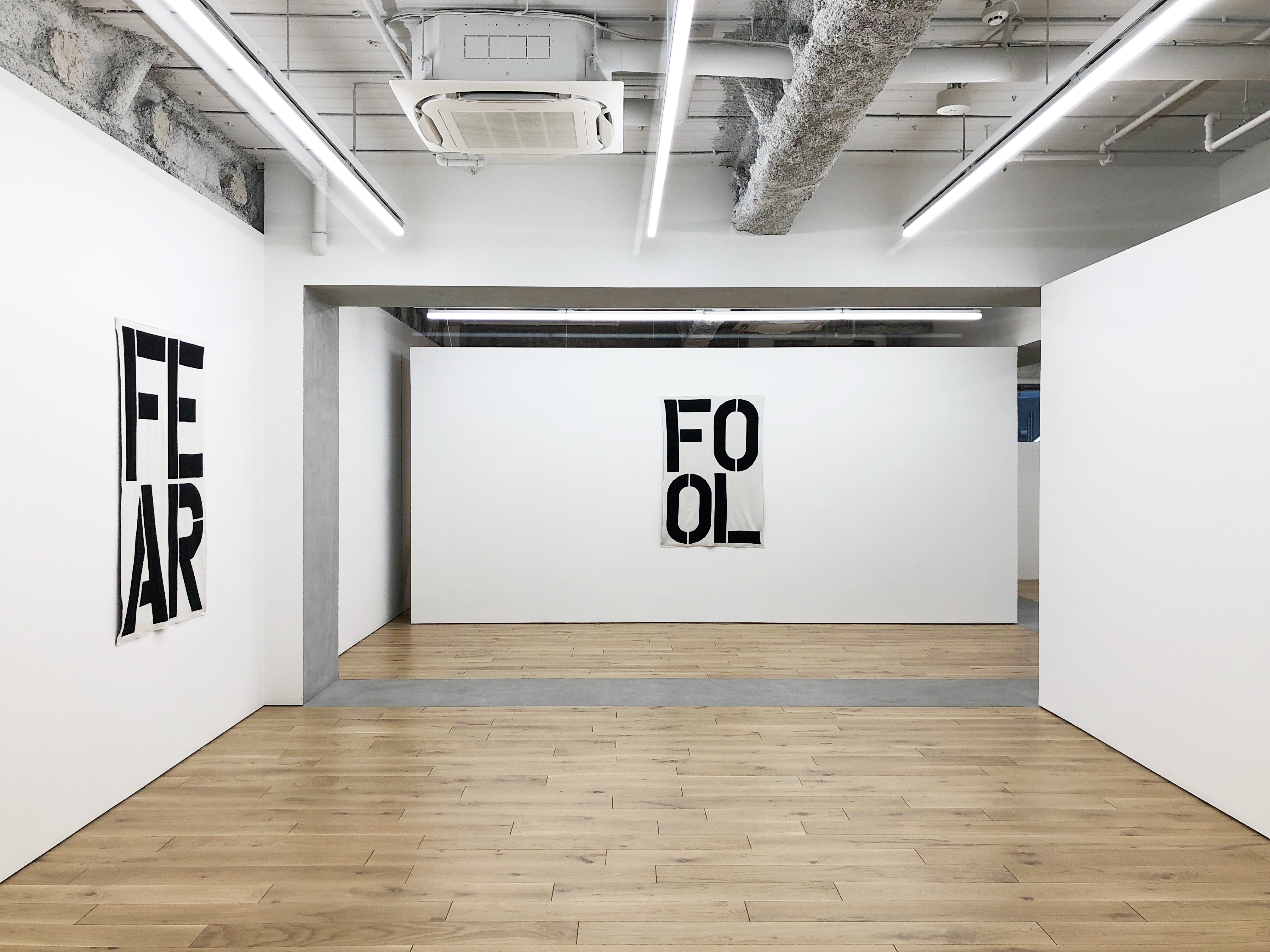 はむぞう ジョナサン モンクさんの個展を六本木のtaro Nasu タロウナス で見た シンプルでインパクトのある言葉を編み物で表現した作品による展覧会 美術史やフェミニズムに言及してる グラスゴー美術大学出身のコンセプチュアルアーティスト 10 2