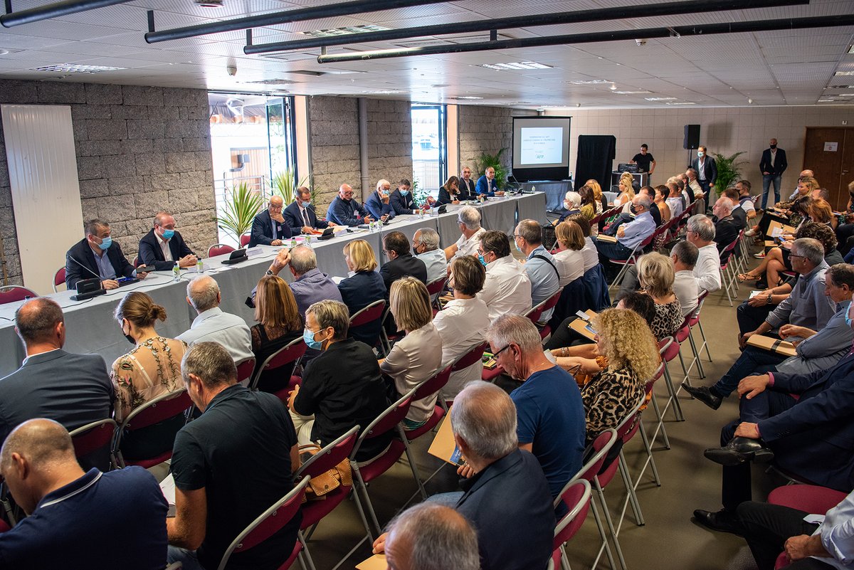 LMarcangeli's tweet photo. Congrès des maires de Corse-du-Sud à #Ajaccio. 
Simplifier l'action publique locale.
C'est l'objectif du projet de #loi4D, au centre de nos débats depuis de matin. Une évolution législative indispensable eu égard aux difficultés que nous rencontrons en tant que maires/pts d'EPCI. https://t.co/tJaS5Y8RoQ