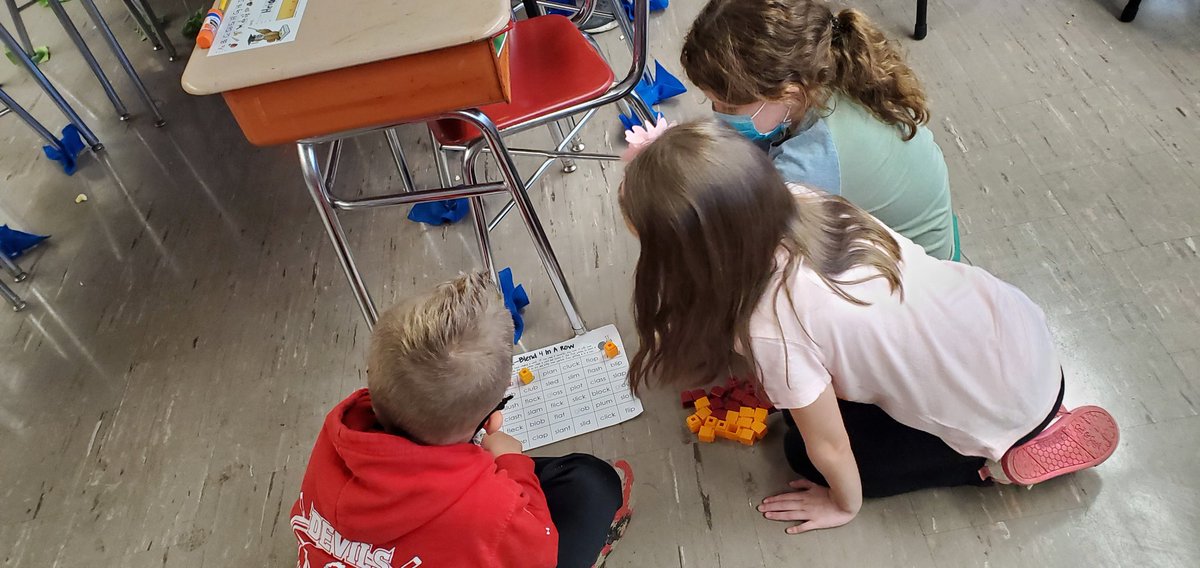 Collaboration is the way we learn @awesomeAmvet in Mrs Moulin's 2nd grade. BLENDS CONNECT 4.