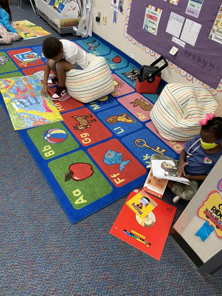 Mrs_TiffanyHale's tweet photo. READ 3!! 30 minutes of reading across Texas 9:30-10:00!! We are in our special reading spots and ready!! #HEB #READ3 #QVE #kindergarten #readingtime @HEB @HebRead3 @QVE_Eagles https://t.co/XYB5c02YXD