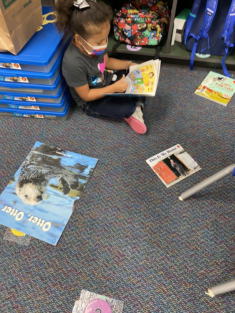 Mrs_TiffanyHale's tweet photo. READ 3!! 30 minutes of reading across Texas 9:30-10:00!! We are in our special reading spots and ready!! #HEB #READ3 #QVE #kindergarten #readingtime @HEB @HebRead3 @QVE_Eagles https://t.co/XYB5c02YXD