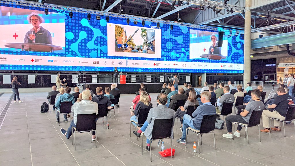 InfoZoes's tweet photo. Vizepräsidentin Sabine Lackner unseres Mitglieds @THWLeitung schwört die Teilnehmenden bei Start #HackathonAmRing ein, neue Ideen für #Führungsunterstützung + vertrauensvolle #Krisenkommunikation zu denken: "Lasst uns Zukunft gemeinsam gestalten!" #SPELL #VfS @EmergencyEye @DFKI https://t.co/5Pf3CvYHux