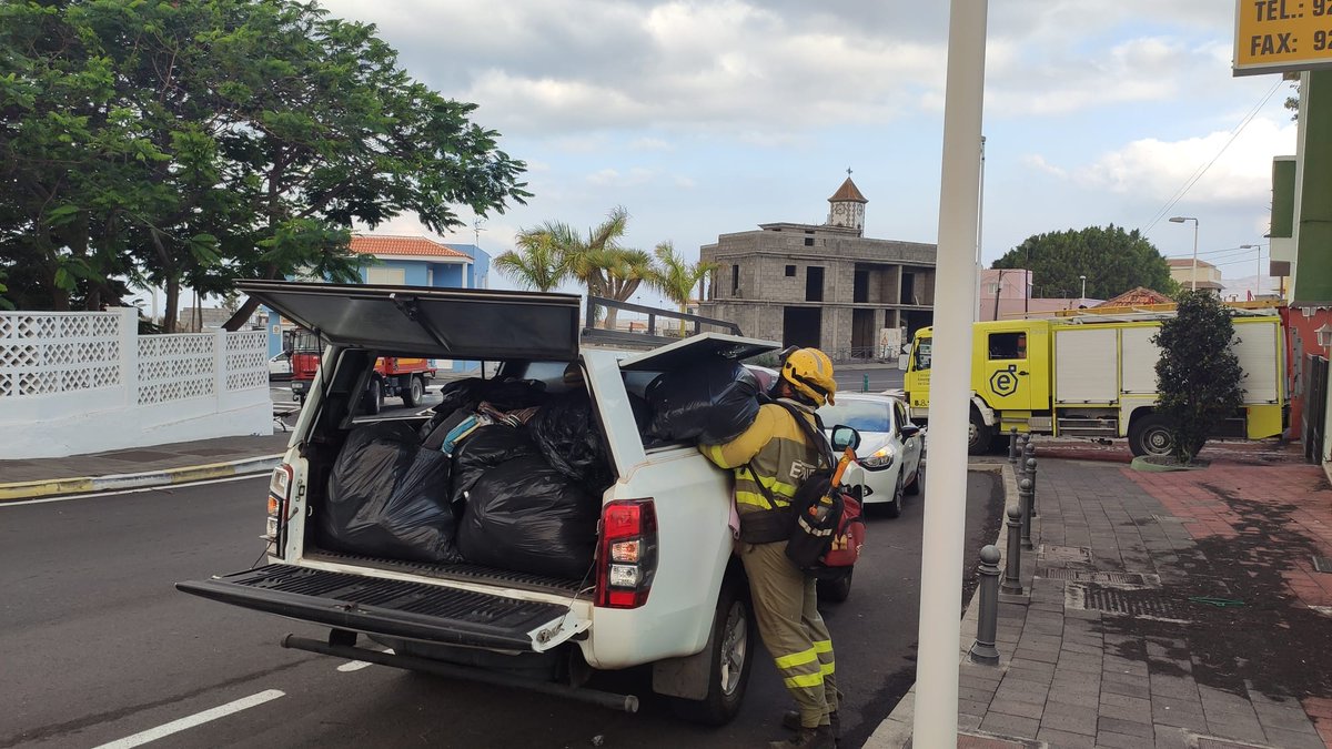 #EIRIF #LaPalma

📸 Los equipos EIRIF han estado colaborando en labores de organización de los puntos de acceso a las zonas afectadas por la erupción volcánica 🌋 y en el
acompañamiento, la recogida de enseres y otras ayudas a los #vecinos afectados.

#ProtecciónForestal #IF