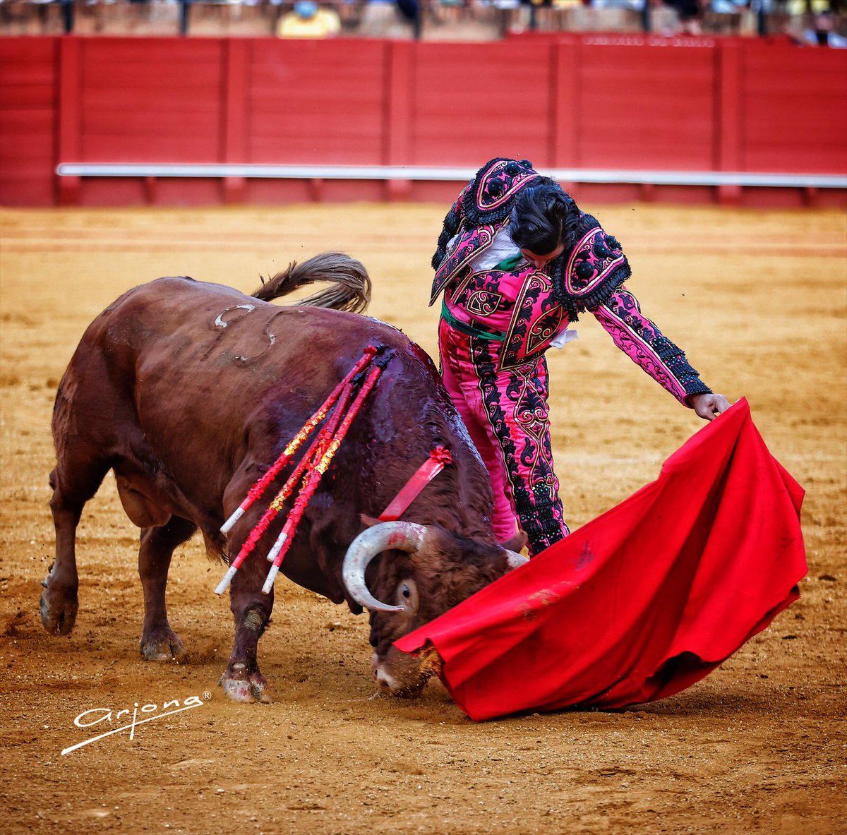 La delgada línea roja que separa lo inmaterial de lo material.El arte de <a href="/MorantedlPuebla/">Morante de la Puebla</a> en <a href="/maestranzapages/">La Maestranza-Pagés</a>