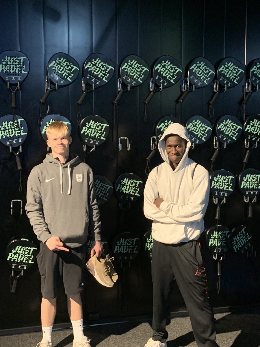 fuglatass's tweet photo. Tror du disse 2 18 åringen slo tass i padel? https://t.co/Ib7Z0S1ido