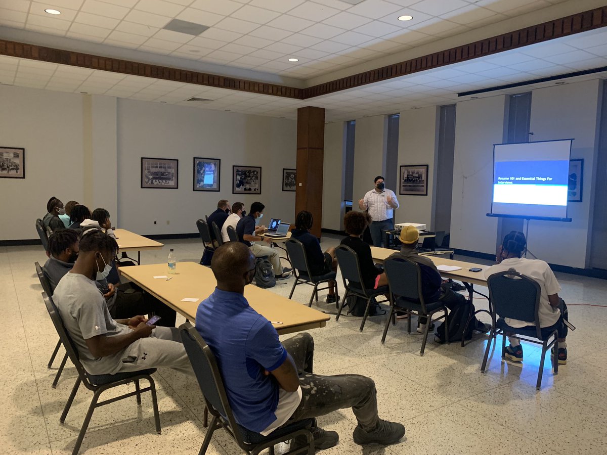 PrivateersSAE's tweet photo. A major s/o to @UNOCareer and Dr.Cuevas for taking time to explain to our student-athletes how they can use their skills and experiences to make themselves top candidates!

Don’t forget to sign up for the Virtual Career Fair next Thursday!!! #NOLAsTeam⚔️ #PrivateersExcel https://t.co/F9w4dv1LRb