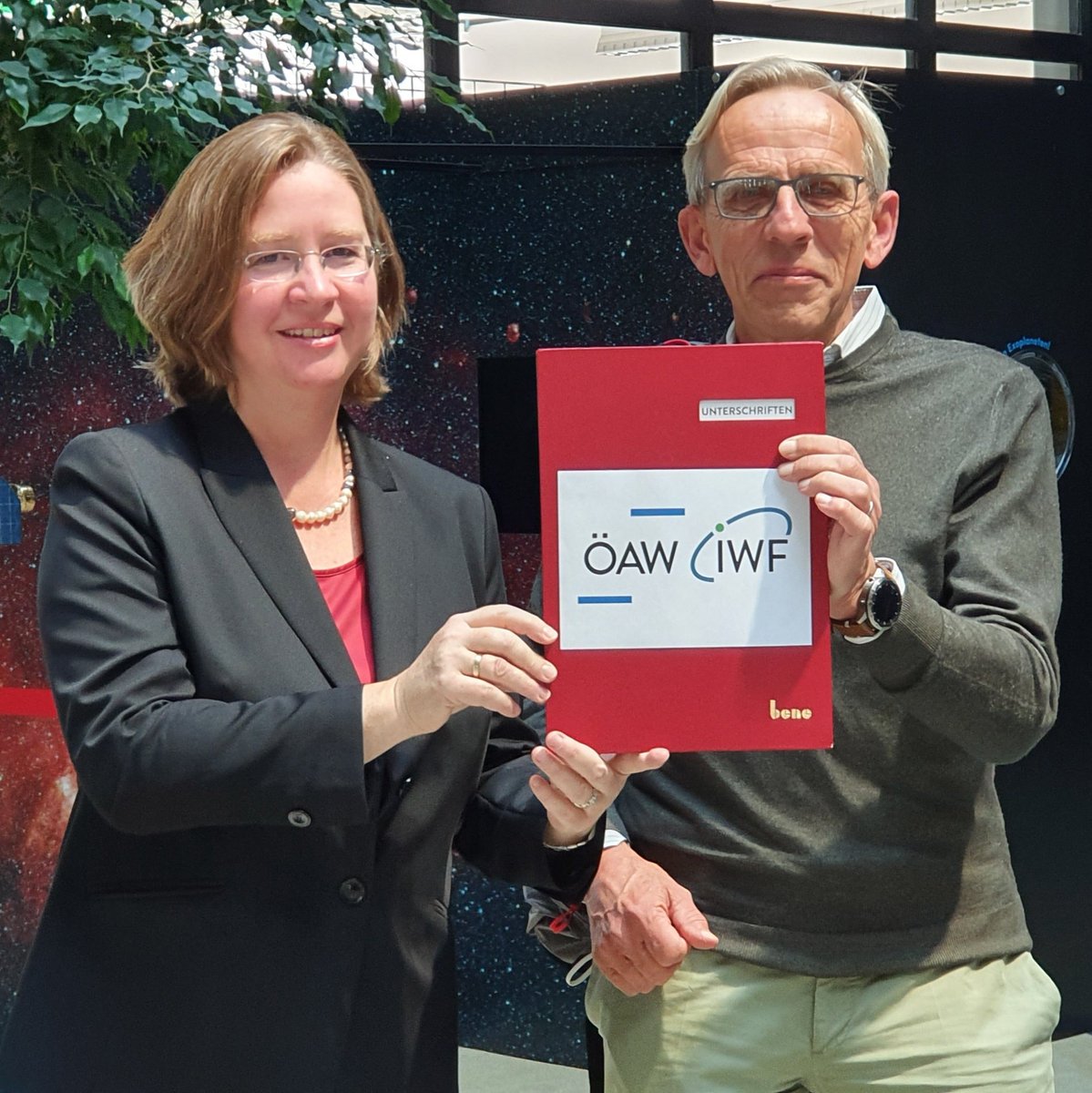 IWF_oeaw's tweet photo. und übergibt die Unterschriftenmappe an seine Nachfolgerin Christiane #Helling, die die Segel setzen ... https://t.co/KhWV45rKkh