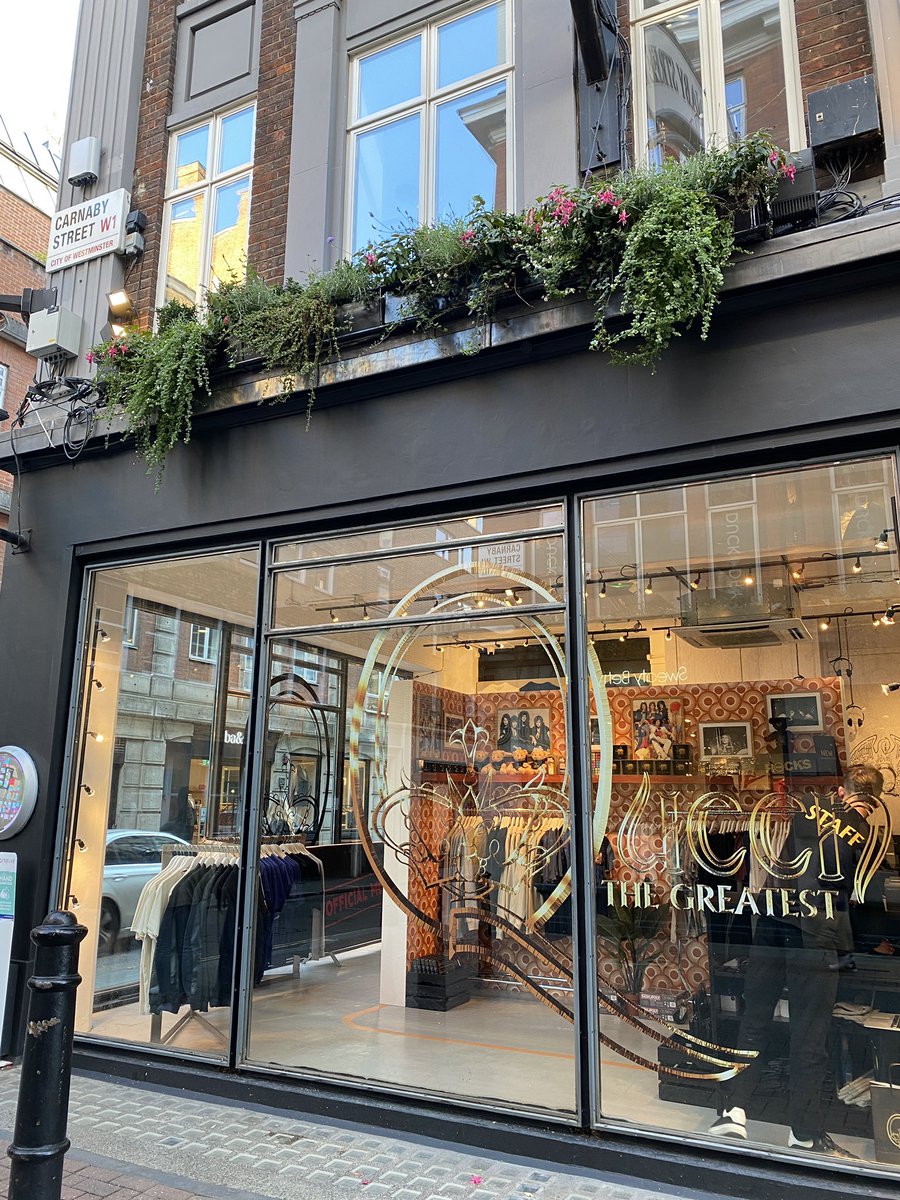 JennyHodge's tweet photo. A visit to @CarnabyLondon today to see the new @QueenWillRock pop-up shop ππππ Oh my - so much merch!! Like a kid in a sweet shop ππ #queen #queenstore #carnabystreet @OIQFC #goodmerchandise πΈπ₯πΌ #legends https://t.co/aZya8XLnMq