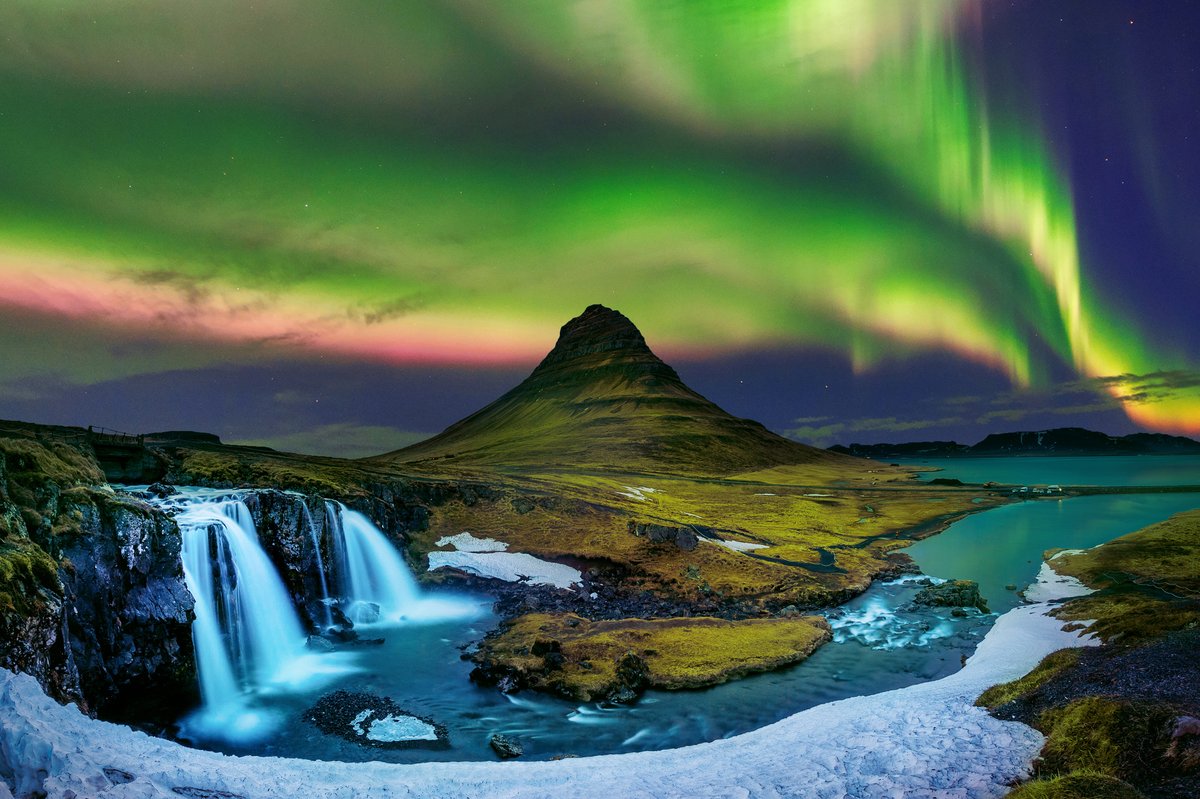 #HappyFriday the #Aurora season is here and Iceland is one of the best places in the world to admire the amazing #northernlights 🇮🇸🇨🇦🇫🇮🌃

#Elife can provide you with the most reliable #groundtransport in over 140 countries and regions worldwide.

Book at elifelimo.com