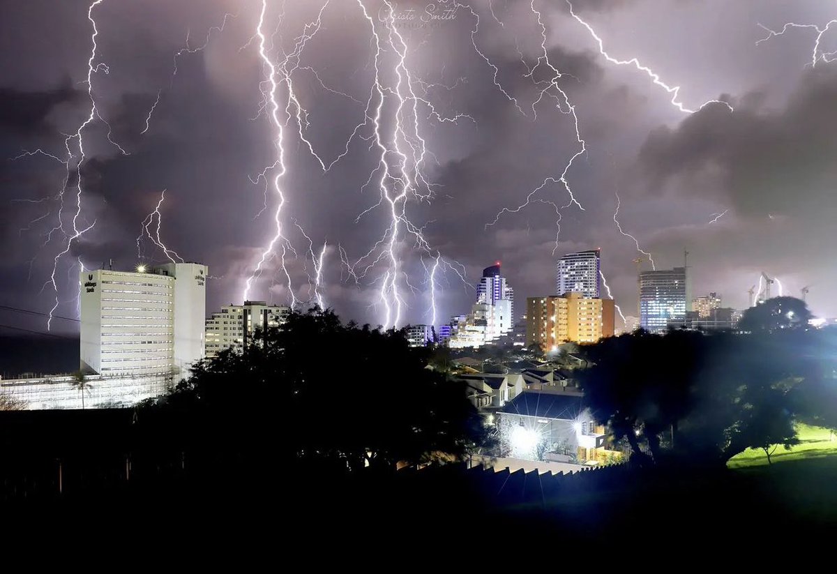 ILuvDBN's tweet image. The Beauty of the Storm over Durban Tonight ⛈ 📸 Christo Smith