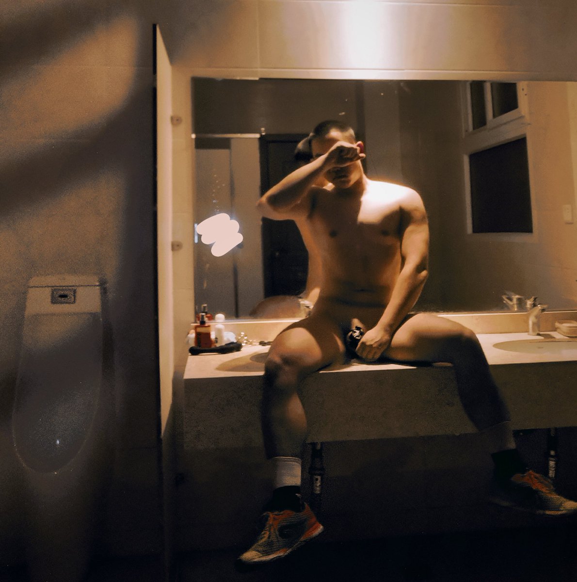 晚上悄悄潜入公厕
再次对自己进行养成贱狗的体训
公厕是最好的健身房
严于律犬
狗吊被锁住，没有完成训练绝不能解开