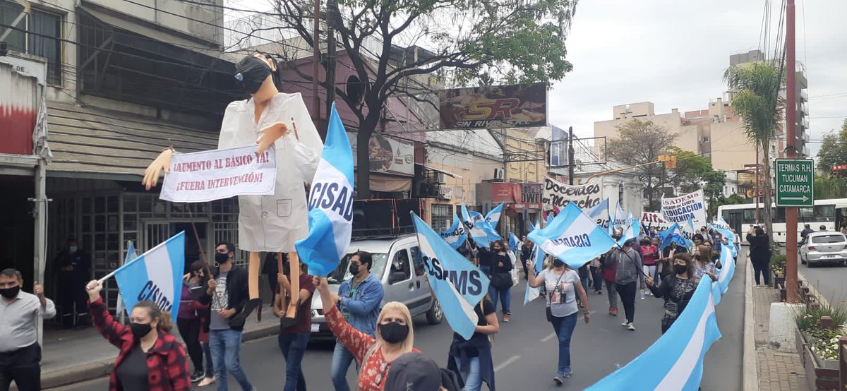 cisadems2's tweet photo. #SantiagodelEstero 
Imponente movilización docente hoy a la Casa de Gobierno. Reclaman al Gobierno de Zamora que llame a paritarias para aumento del básico más bajo del país y cumpla el Estatuto y la carrera docente. ¡BASTA DE AJUSTE CONTRA LA ESCUELA ESTATAL!
#EscuelasAcéfalas https://t.co/FleLBoY4ur