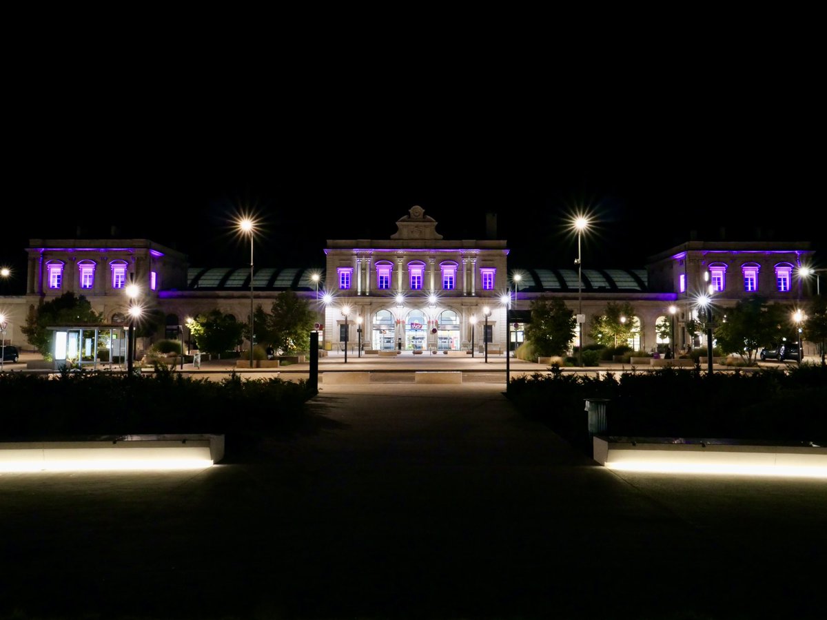 VilledeReims's tweet image. #Reims s’illumine en #rose à l’occasion d’#OctobreRose ! Une mise en #lumière nocturne à retrouver jusqu’à fin octobre pour sensibiliser au dépistage du #CancerduSein. #OctobreRose20201