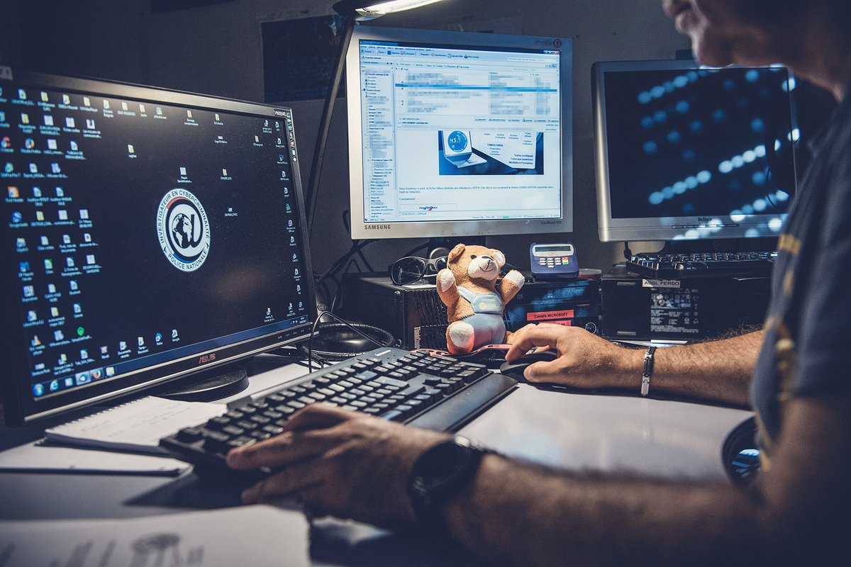 [#CyberSécurité] Le mois d’octobre est le mois européen de la #SécuritéNumérique. 
Voici quelques comptes à suivre pour éviter d'être la cible de #cybermalveillances👇: 
<a href="/cybervictimes/">Cybermalveillance.gouv.fr</a>
<a href="/ANSSI_FR/">ANSSI</a>
<a href="/CNIL/">CNIL</a>