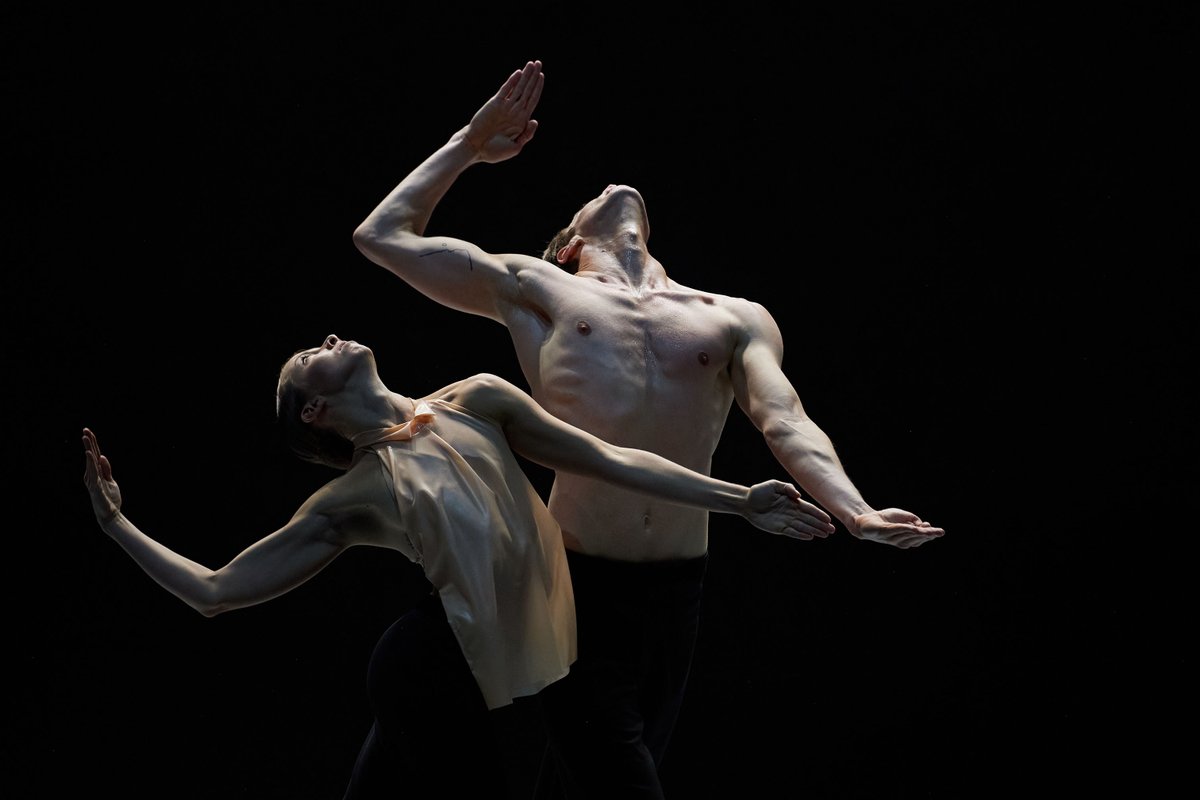 operzuerich's tweet photo. TOI, TOI, TOI für die heutige #Premiere des 3-teiligen Ballettabends #ANGELSATLAS mit Choreografien von #CrystalPite und #MarcoGoecke! Weitere Vorstellungen vom 8 Okt 2021 bis 8 Apr 2022. Alle Infos &amp; Tickets: https://t.co/jz9a6aUrvG #BallettZürich https://t.co/rdvImAXyvO
