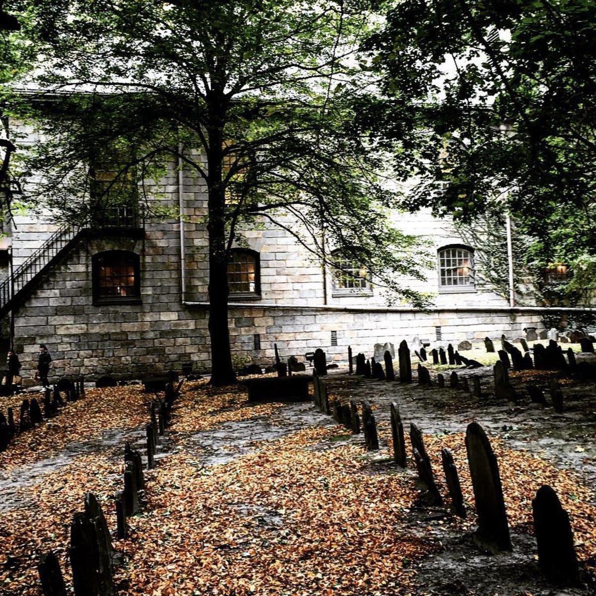 KingsChapel's tweet photo. 'Tis the season for sweaters, vibrant foliage, and King's Chapel Halloween History Tours!  Who else is excited?! 🎃

🚨 Stay tuned for all the details about our special candlelight crypt tours coming soon ⚰️🕯️

Great fall shot of the King's Chapel Burial Ground by @carvellabella https://t.co/P3xFDnZx5b