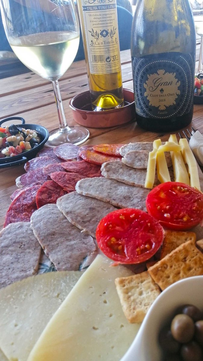 Així et diuen 'hola' quan vas al celler <a href="/fincacanestella/">Bodegues Can Estella</a> de Sant Esteve Sesrovires. Que estigui a 20 minuts de #Barcelona i que tinguin un paisatge increïble ja no cal ni dir-ho, no? 😉

#enoturista #enoturisme <a href="/TurismeBaixLlob/">TurismeBaixLlobregat</a> <a href="/penedesturisme/">Penedès Turisme</a> <a href="/DO_Cava/">D.O. Cava</a>