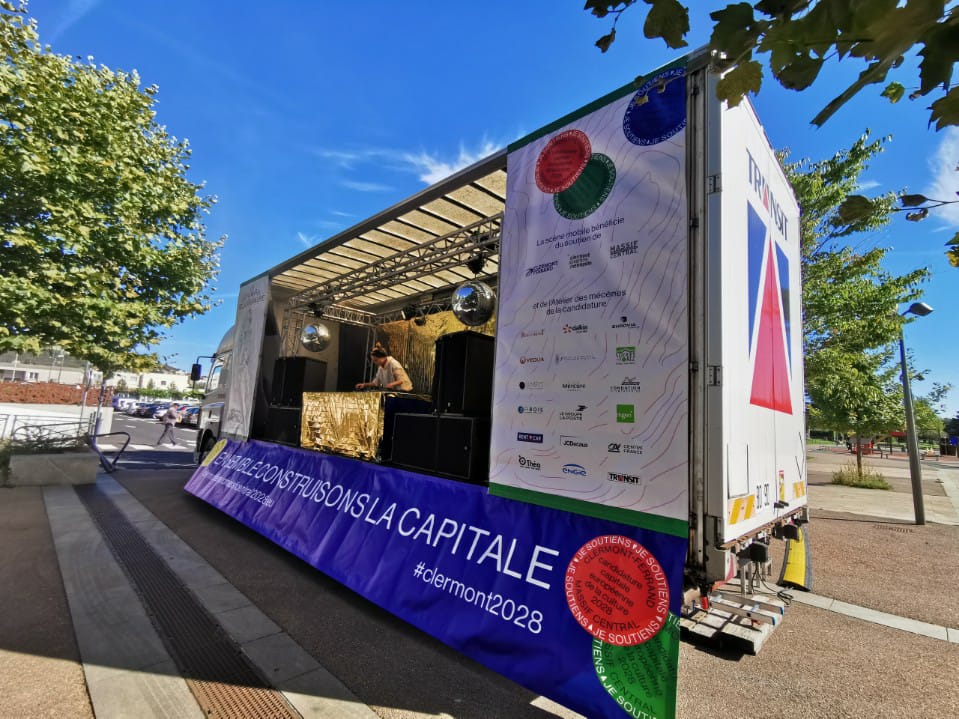 FrancoisRAGE's tweet photo. Un plaisir d'accueillir ce matin la scène mobile de #Clermont2028 sur le marché de #cournondauvergne. 
Une belle performance qui  ancre encore plus la candidature pour devenir capitale européenne de la culture ! https://t.co/i3Jg9M1ODx